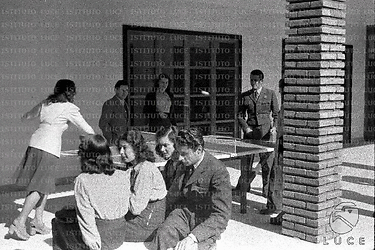 Roma Alievi ed allieve durante una pausa; Amedeo Nazzari seduto su un muretto; una coppia gioca a ping-pong