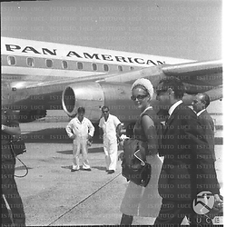 Romy Schneider ripresa mentre si avvia verso l'aereo Paa in partenza dall'aereoporto di Fiumicino - piano americano