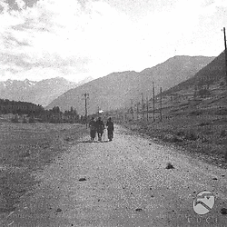 Val di Susa - Monginevro Tre persone camminano lungo una strada di montagna