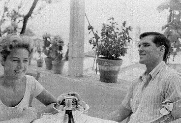 Todi John Gavin e la moglie al tavolo di  un ristorante a Todi