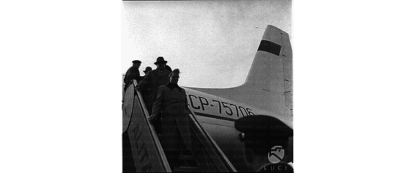 Michail Suslov ripreso mentre scende dalle scalette dell'aereo. Campo medio