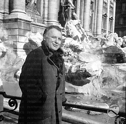 Rod Steiger, sorridente, davanti alla Fontana di Trevi. Piano americano