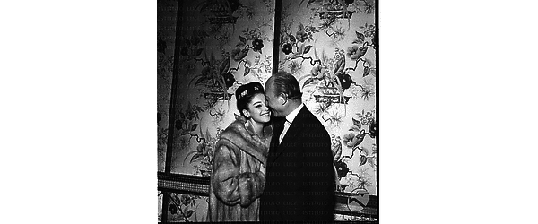 Anna Maria Pierangeli e Armando Trovajoli in posa davanti ad una parete decorata - piano americano