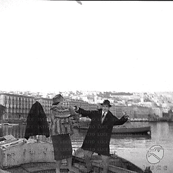 Napoli Franco Corelli e Lucilla Udovick in piedi in precario equilibrio sulla barca
