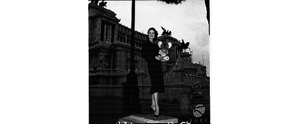Miss Australia con in mano un koala di peluche posa per una fotografia a piazza Venezia - totale