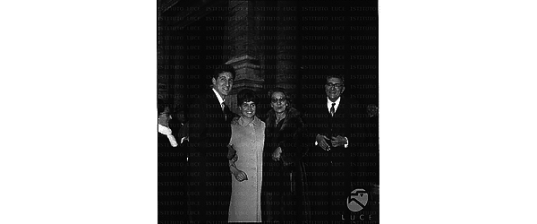 Claudia Balducci e Claudio Lombardi ripresi nella foto di rito assieme ai genitori dello sposo subito dopo la cerimonia - piano americano
