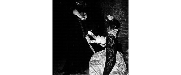 Ostia Antica Arnoldo Foà e Valeria Moriconi in scena; la donna è inginocchiata davanti all'attore e legge dei fogli