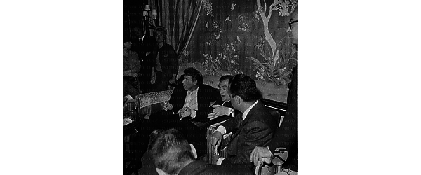 Burt Lancaster e Luchino Visconti seduti su un divano durante il cocktail