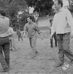 Nunzio Gallo gioca a calcio su un prato in una pausa della lavorazione del film con Latimore ed altri componenti della troupe