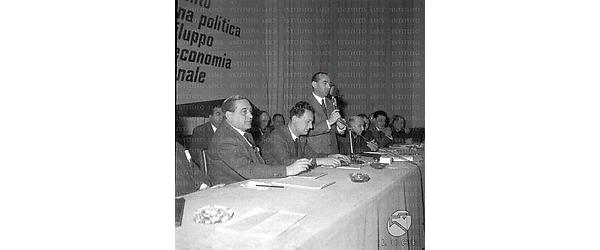 Paolo Bonomi parla al Congresso, accanto a lui Zaccagnini