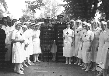 Bologna Benito Mussolini posa, insieme ad un'autorità militare, al centro di un gruppo di infermiere del centro ortopedico "Putti"