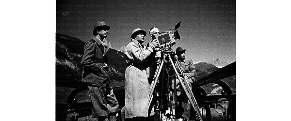 Il regista Arturo Gemmiti davanti alla macchina da presa; al suo fianco gli operatori; totale