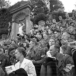 Firenze Dirigenti e giovani della Hitler-Jugend spettatori sulle gradinate dell'anfiteatro di Boboli