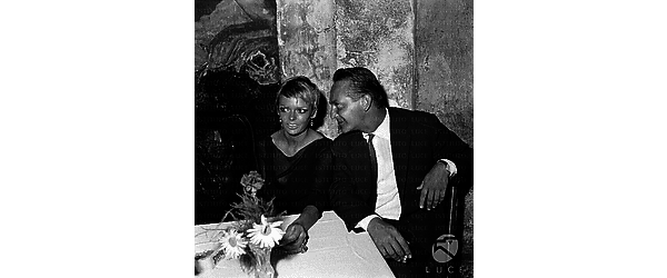 Roma Pasquale Festa Campanile conversa con Barbara Steel; i due sono seduti a tavola