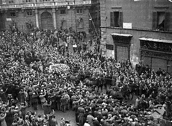 Roma Una gran folla assiste al passaggio del carro funebre, trainato da sei cavalli, su corso Vittorio Emanuele