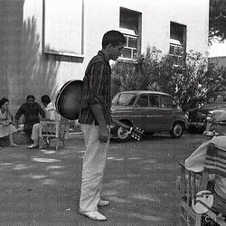 Adriano Celentano, di profilo, con la chitarra in mano