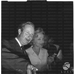 Marlene Dietrich ripresa accanto ad O'Connell - piano medio