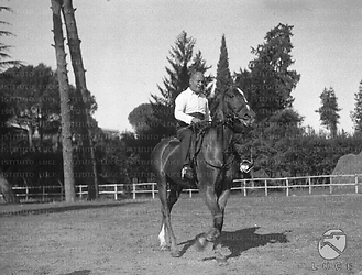 Roma Mussolini a cavallo nel campo d'equitazione a Villa Torlonia