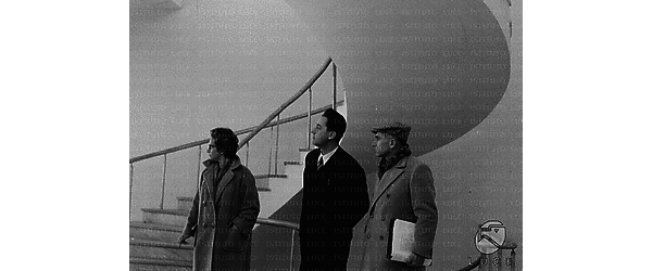 Alberto Sordi, Comencini e una donna in un pianerottolo con scalinate, sul set del film Il commissario