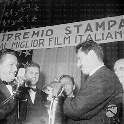 Roma Pietro Germi sul palco mentre riceve il premio