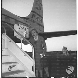 L'attrice americana Mary Pickford sulla pista dell'aeroporto di Ciampino - totale