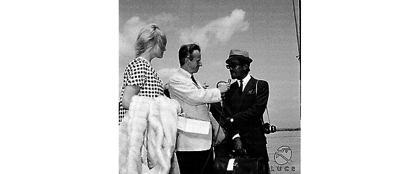 Fiumicino Sammy Davis jr e May Britt intervistati da un giornalista sulla pista dell'aeroporto