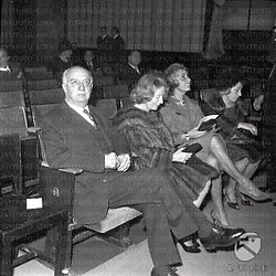 Angelini e la moglie seduti in prima fila nella platea del teatro