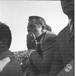 Rossano Brazzi segue l'incontro di calcio; piano medio