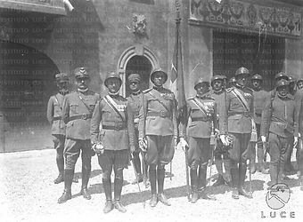 Roma [Diaz] con un gruppo di ufficiali e soldati
