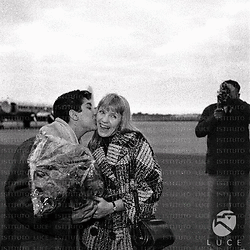 Paul Anka bacia una ragazza in un aeroporto