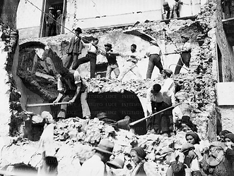 L'opera di ricostruzione in un borgo colpito dal terremoto del 23 luglio 1930