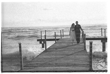 Gli attori Maurice Ronet e Marie Versini su un ontile del litorale di ostia durante la lavorazione del film ' 'Il peccato degli anni verdi' - campo lungo