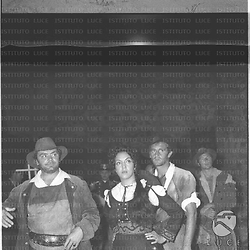 Ernest Borgnine, Katy Jurado e Philippe Leroy durante le riprese del film  Briganti italiani: scena notturna - piano americano