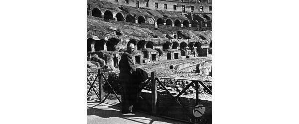 King Vidor in visita al Colosseo. Totale