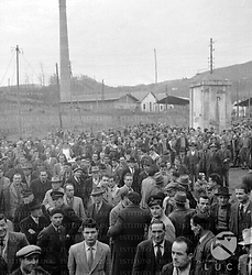 Toscana Folla di lavoratori raccolta nello spiazzo di uno stabilimento minerario del Valdarno