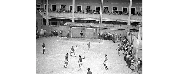Padova Una partita di calcio nel cortile della struttura