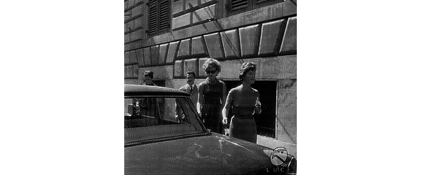 Roma Franchetti Efdera insieme ad una donna mentre camminano per Via Veneto
