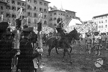Firenze Un momento del corteo storico del gioco del calcio in costume in piazza della Signoria