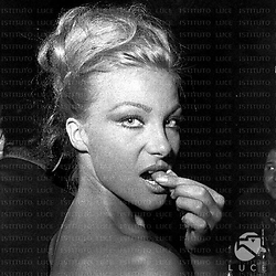Roma L'attrice Helene Chanel in posa con un'oliva tra le labbra