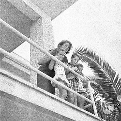 Santa Marinella Ingrid Bergman affacciata al balcone di una casa a Santa Marinella con i tre figli