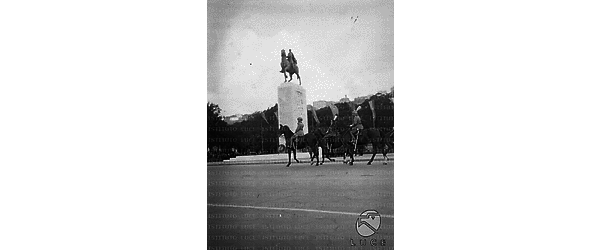 Napoli Il principe Umberto di Savoia, a cavallo e in alta uniforme, seguito da un gruppo di ufficiali anch'essi a cavallo, passa davanti al monumento ad Armando Diaz in occasione di una manifestazione fascista