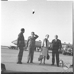 Giuseppe bennati, Carlo Mazzarella, Jean Seberg e un uomo (probabilmente Domenico Bologna) sulla pista dell'aeroporto di Fiumicino - campo medio