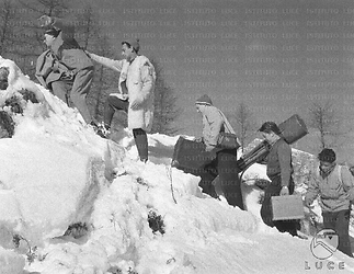 Cortina d'Ampezzo Tecnici dell'Istituto Luce trasportano l'attrezzatura