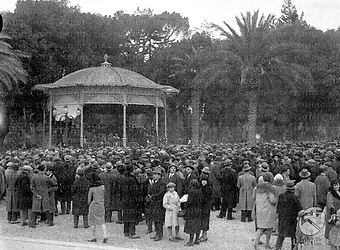 Gli spettatori al Pincio presso il gazebo liberty in cui si esibisce la banda belga. Campo lungo