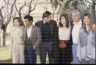 Il cast della miniserie tv "Scoop" in un giardino
															Federica Moro, il regista Josè Maria Sanchez, Maurizio Donadoni, la moglie di Placido Simonetta Stefanelli, Michele Placido e Alessandra Acciai.