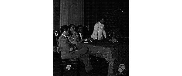 Carlo Levi parla al microfono al tavolo degli oratori; accanto a lui Pasolini, Alicata, Visconti ed altri