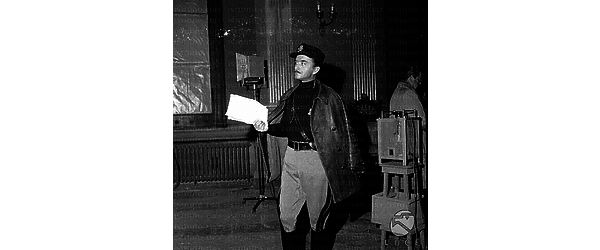 Giorgio De Lullo in divisa fascista, nella parte di Pavolini, con il copione in mano sul set
