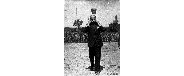 Carpena Benito Mussolini con Romano sulle spalle