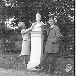 Miss Finlandia e un uomo in posa davanti ad un busto al Gianicolo - totale