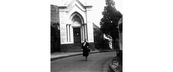 Luisa Perlotti nel cimitero di Poggioreale a Napoli per visitare la tomba di Enrico Caruso - campo lungo